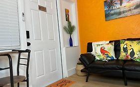 Sleeps 3, Casa Tropical In Miami
